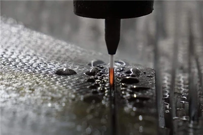 Termoplastiske kulfiberlaminater kan bores ved hjælp af ultrahurtige fremføri...